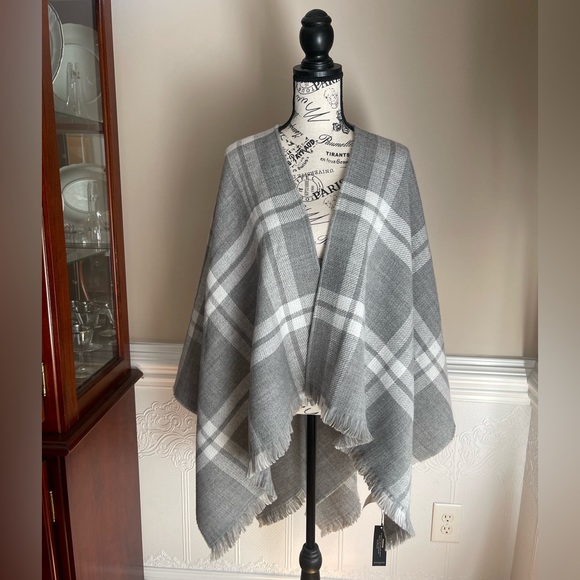Banana Republic Factory Grey White Plaid Poncho NWT - Picture 1 of 8